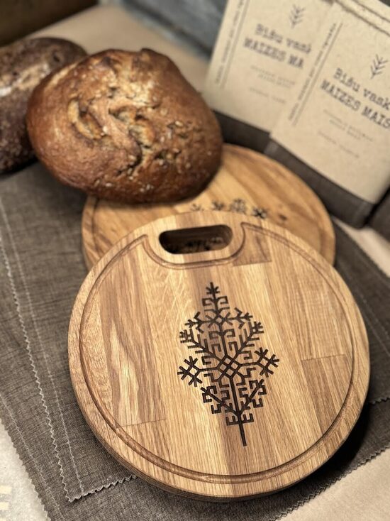 VIRTUVES KOKA DĒLĪTIS AR GRAVĒJUMU